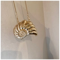 Elegante goldene Muschel-Abendtasche aus Metall mit glänzender Struktur und Kette - Gold