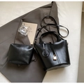 Detailaufnahme des schwarzen Eimerbeutel-Sets mit Smile-Anhänger und kleiner Tasche - Schwarz