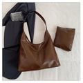 Bolso hobo vintage de cuero sintético marrón con estuche interior a juego sobre tela blanca - Marrón