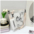 Dettaglio borsa tote in tela bianca con grafica di gatto e pochette abbinata - Bianco