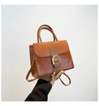 Sac à main patchwork marron avec texture crocodile et boucle fer à cheval dorée - Marron