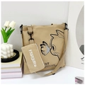 Dettaglio borsa tote in tela beige con gatto, inclusa pochette rimovibile e tracolla - Cachi