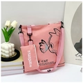Dettaglio della borsa tote in tela rosa con illustrazioni di gatti e pochette coordinata - Rosa