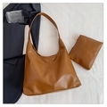 Bolso hobo vintage marrón con monedero pequeño a juego en un fondo blanco - Marrón