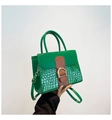 Sac fourre-tout en similicuir vert avec texture crocodile et boucle dorée - Vert