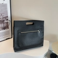 Grande borsa tote nera motivo coccodrillo con manici a scomparto e tasca esterna - Nero