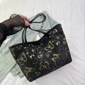 Elegante borsa tote in jacquard nero con motivi a farfalla dorati e manici in pelle - Nero