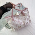 Borsa tote con ricamo farfalla, manici in pelle rosa e borchie dorate eleganti - Rosa e Bianco