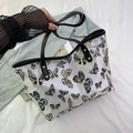 Borsa tote con ricamo a farfalla, manici in pelle nera e rivetti dorati - Nero e Bianco