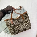 Borsa tote jacquard leopardata con manici in pelle marrone e rivetti dorati - Stampa leopardata