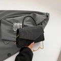 Sac à main noir pailleté élégant avec rabat en V et bandoulière chaîne dorée - Noir