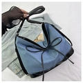 Borsa tote in denim con patchwork in pelle nera e fiocco per uso quotidiano - Blu