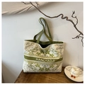 Borsa tote grande in tela con stampa floreale e manici verde bosco su tavolo in legno - Stile Floreale HANCHAOJI / Verde-giallo