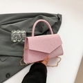Sac à main enveloppe tissé rose avec texture métallique et bandoulière chaîne dorée - Rose