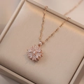 Elegante collana in oro rosa con fiore rotante in zircone su scatola di gioielli - Stile Fiore di Ciliegio Rotante (X2448) / Oro rosa
