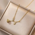 Élégant collier pendentif rose dorée avec détails en zircon sur une chaîne fine en O - Collier Pendentif Rose Dorée