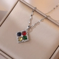 Dettaglio macro di una collana a quadrifoglio in argento con zirconi colorati su cofanetto - Collana a Trifoglio a Quattro Foglie Colorata (X2011)