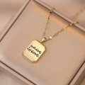 Collar dorado con colgante de chocolate grabado 'Where is love' y pavé de cristales - Collar De Etiqueta Cuadrada Love Dorado (X2027)