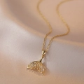 Collier queue de poisson doré poli avec zircons brillants sur fond de soie - Collier Queue de Poisson Doré (X2050)