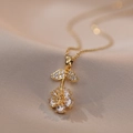 Prachtige gouden bloem hanger ketting met zirkoon op een zachte zijden achtergrond - Gouden Ketting Set (X2279)