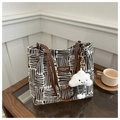Dettaglio della borsa tote in tela con motivo bianco e nero e etichetta in pelle marrone - Caffè con Ciondolo