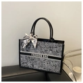 Detalle del estampado Toile de Jouy en blanco y negro y lazo decorativo en el bolso tote - Negro
