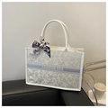 Detalle del bolso tote blanco bordado con un elegante pañuelo en el asa blanca - Blanco