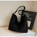 Bolso tote minimalista de cuero negro mate con correa al hombro y diseño hobo espacioso - Negro