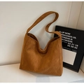 Bolso tote de ante marrón con estructura de cuero suave y correa ancha para hombro - Marrón