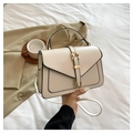 Sac bandoulière blanc crème avec bordure noire et boucle dorée style citadin - Blanc