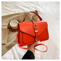 Sac à bandoulière orange vif tendance avec rabat et détails de boucles métalliques - Orange