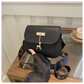 Detail van zwarte crossbody tas met gouden hertenhanger en brede schouderband met print - Zwart