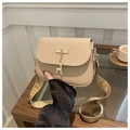 Detail van beige crossbodytas met gouden hert hanger en jacquard schouderriem - Khaki