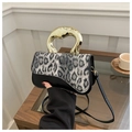 Retro Handtasche mit Leopardenmuster, goldenem Skulpturgriff und schwarzem Ledergurt - Schwarz