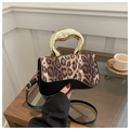 Detail der Leopardenmuster-Handtasche mit goldenem Metallgriff und schwarzem Lederakzent - Braun