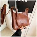 Dettaglio di borsa in pelle marrone con fibbia dorata regolabile e logo in rilievo - Marrone