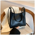 Borsa a tracolla trapezoidale nera minimalista con trama a pieghe e tracolla regolabile - Nero