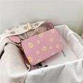 Sac bandoulière rose imprimé marguerites avec large bandoulière en tissu réglable - Rose