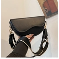 Borsa a sella nera vintage con tracolla larga a motivi e dettagli metallici oro - Nero