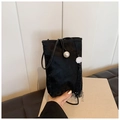 Détail du mini sac bandoulière noir en tissu avec bouton perle et pompon décoratif - Noir (Avec Pendentif)
