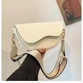 Elegante borsa a sella a mezzaluna color crema con tracolla larga in tessuto e fibbie - Bianco
