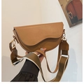 Borsa a sella in pelle marrone con tracolla verde oliva e dettagli in metallo dorato - Cachi