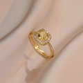 Vierkant geslepen gele kristallen ring met gouden halo-zetting op champagnekleurig satijn - Vierkante Suiker Ring