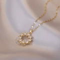 Collier doré élégant avec un pendentif fleur en zircon scintillant sur soie champagne - Collier Donut Doré