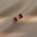 Elegante rechteckige rote Zirkonia-Ohrstecker mit weißem Kristall-Halo auf Seide - Rote Edelstein Ohrringe (E0400)