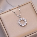 Collier couronne argenté avec 10 oxydes de zirconium sur un coffret cadeau champagne - Collier Donut Argenté