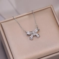 Collana con ciondolo a fiocco in zircone e pietre baguette in scatola di seta - Collana a Fiocco (Pendaglio Incluso) / Argento