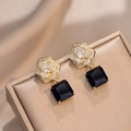 Boucles d'oreilles camélia doré avec pierre carrée bleue et détails en zircone - Style Pendentif Camélia et Pierre Précieuse Bleu Foncé (E392)