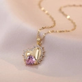 Elegante collar con colgante de corazón dorado con gema rosa y cristales brillantes - Collar de Corazón Roto Dorado (X2134)