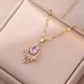 Luxuriöse goldene Halskette mit birnenförmigem Zirkon-Anhänger auf Champagner-Satin - Weiße Zirkonia Halskette (Mit Anhänger)